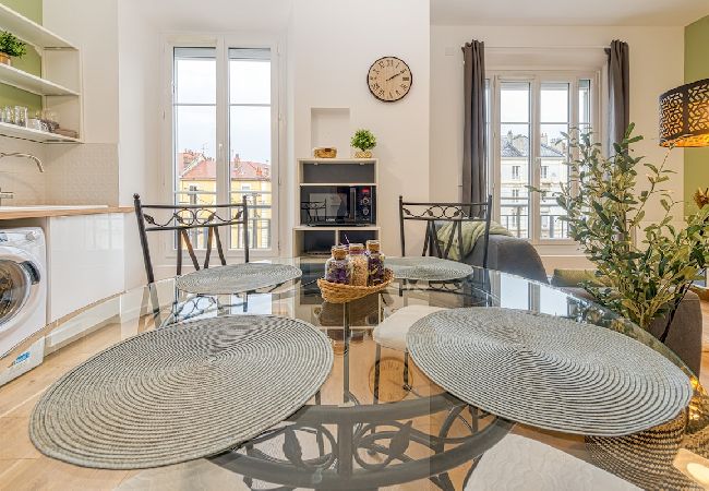 Studio in Grenoble - Between station and city center: double bed, wifi  Studio in Grenoble - Between station and city center: double bed, wifi