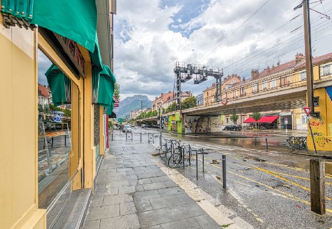 Studio in Grenoble - Between station and city center: double bed, wifi  Studio in Grenoble - Between station and city center: double bed, wifi