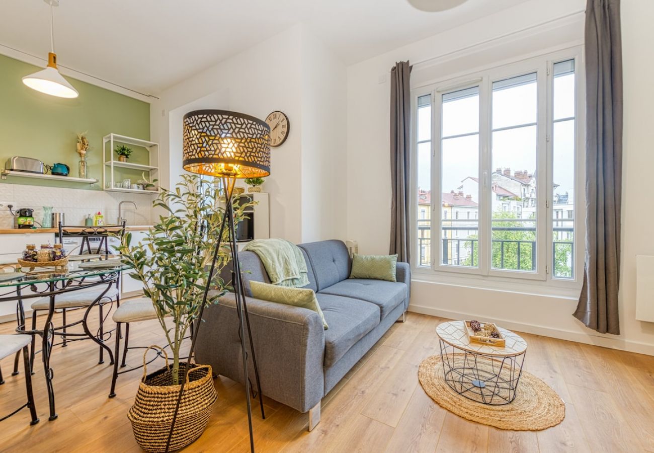 Studio in Grenoble - Between station and city center: double bed, wifi 