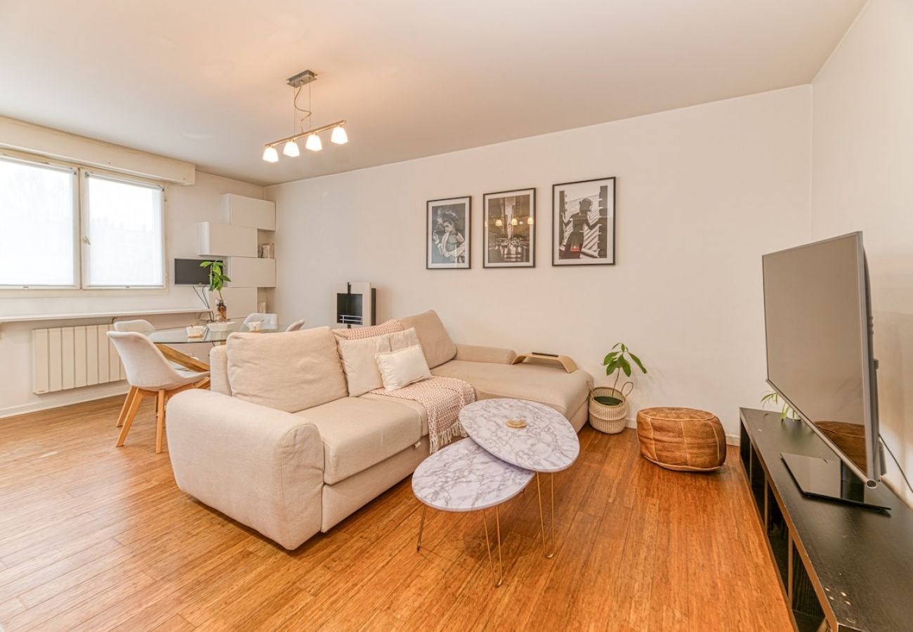 Apartment in Grenoble - 50m GEM-400m Station: private garage-terrace-wifi 