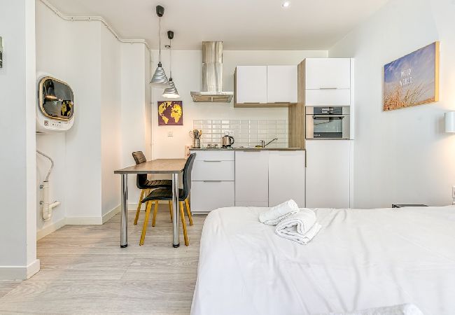 Studio in Grenoble - 15min walk to hyper-centre: real double bed, wifi  Studio in Grenoble - 15min walk to hyper-centre: real double bed, wifi