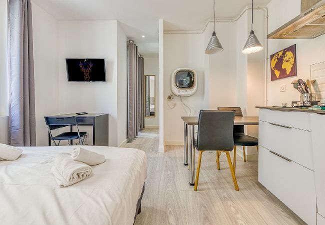 Studio in Grenoble - 15min walk to hyper-centre: real double bed, wifi  Studio in Grenoble - 15min walk to hyper-centre: real double bed, wifi