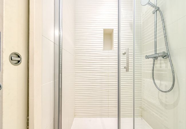 Studio in Grenoble - 15min walk to hyper-centre: real double bed, wifi  Studio in Grenoble - 15min walk to hyper-centre: real double bed, wifi