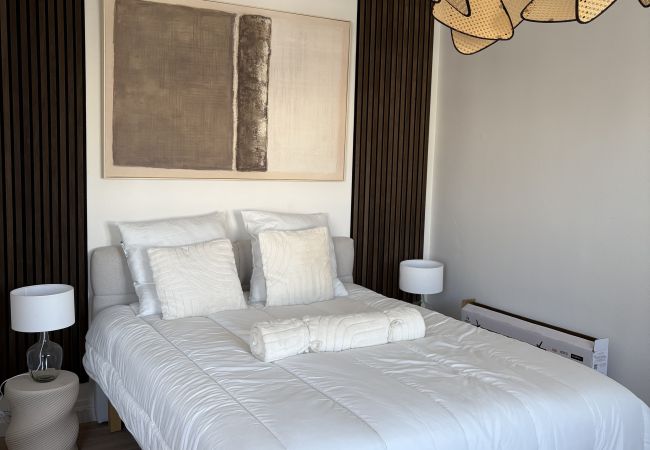 Apartment in Grenoble - 57 Foch 8ème - Studio apartment near city center, double bed, air conditioning