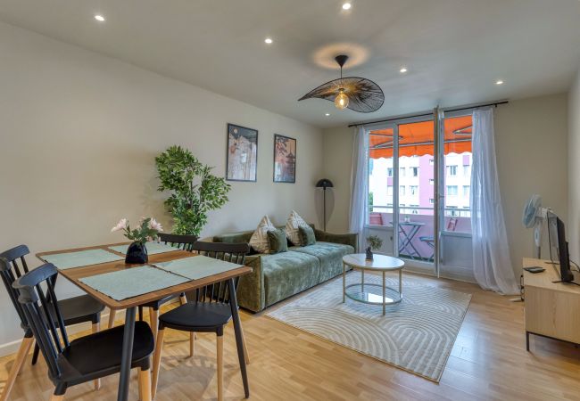 Apartment in Grenoble - The Green Home - Elégant 2 chambres - Balcon & Wifi Fibre 