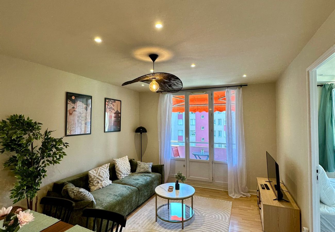 Apartment in Grenoble - The Green Home - Elégant 2 chambres - Balcon & Wifi Fibre 