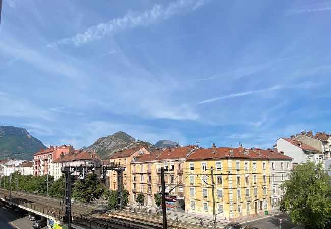 Studio à Grenoble - Entre gare et centre-ville: lit double, wifi  Studio à Grenoble - Entre gare et centre-ville: lit double, wifi
