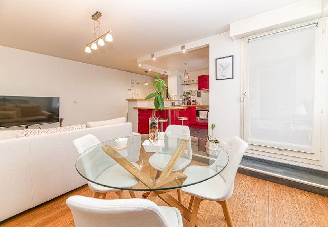Appartement à Grenoble - 50m GEM - 400m Gare: garage privé, terrasse, wifi  Appartement à Grenoble - 50m GEM - 400m Gare: garage privé, terrasse, wifi
