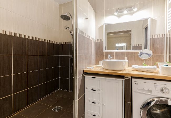 Appartement à Grenoble - 50m GEM - 400m Gare: garage privé, terrasse, wifi  Appartement à Grenoble - 50m GEM - 400m Gare: garage privé, terrasse, wifi