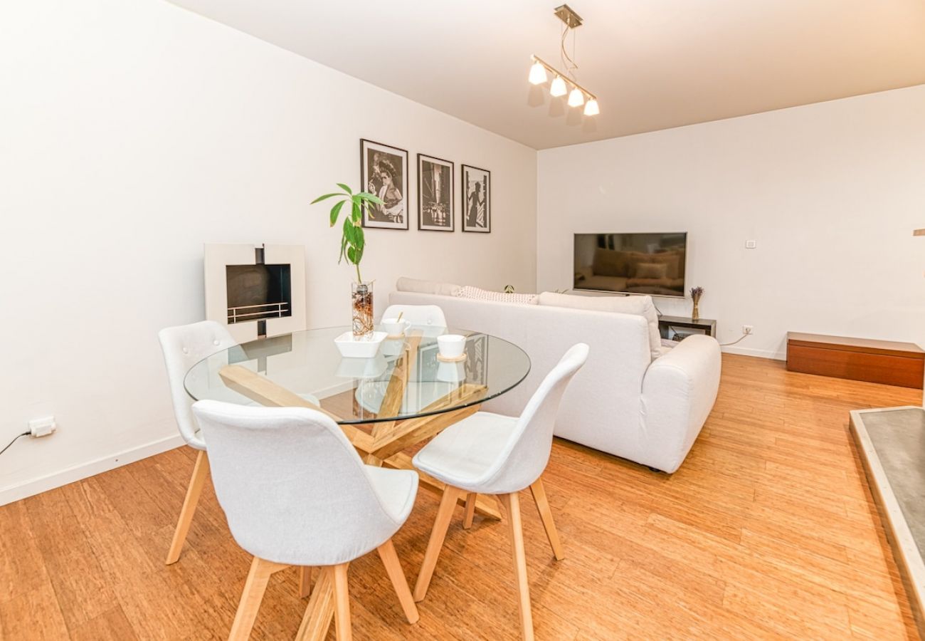 Appartement à Grenoble - 50m GEM - 400m Gare: garage privé, terrasse, wifi  Appartement à Grenoble - 50m GEM - 400m Gare: garage privé, terrasse, wifi