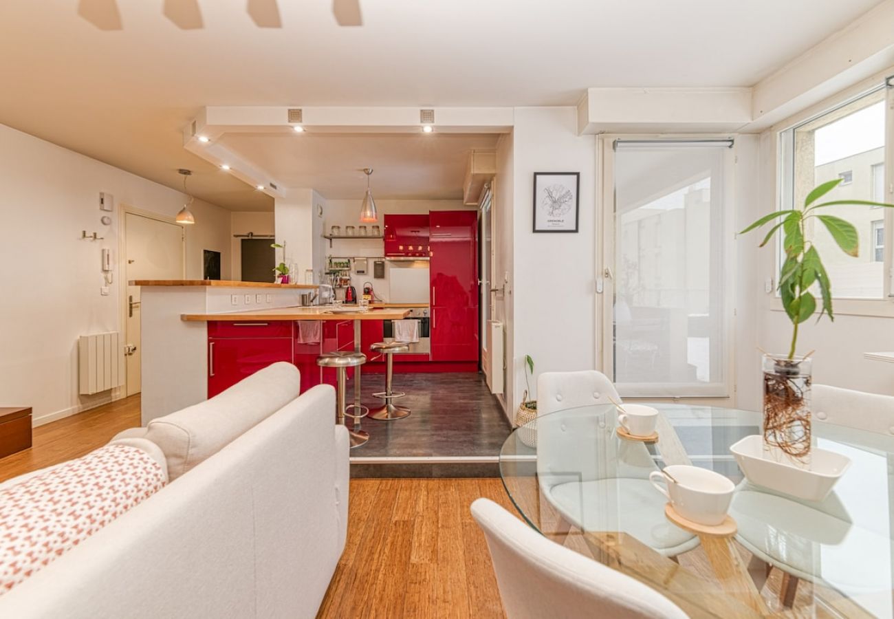 Appartement à Grenoble - 50m GEM - 400m Gare: garage privé, terrasse, wifi  Appartement à Grenoble - 50m GEM - 400m Gare: garage privé, terrasse, wifi