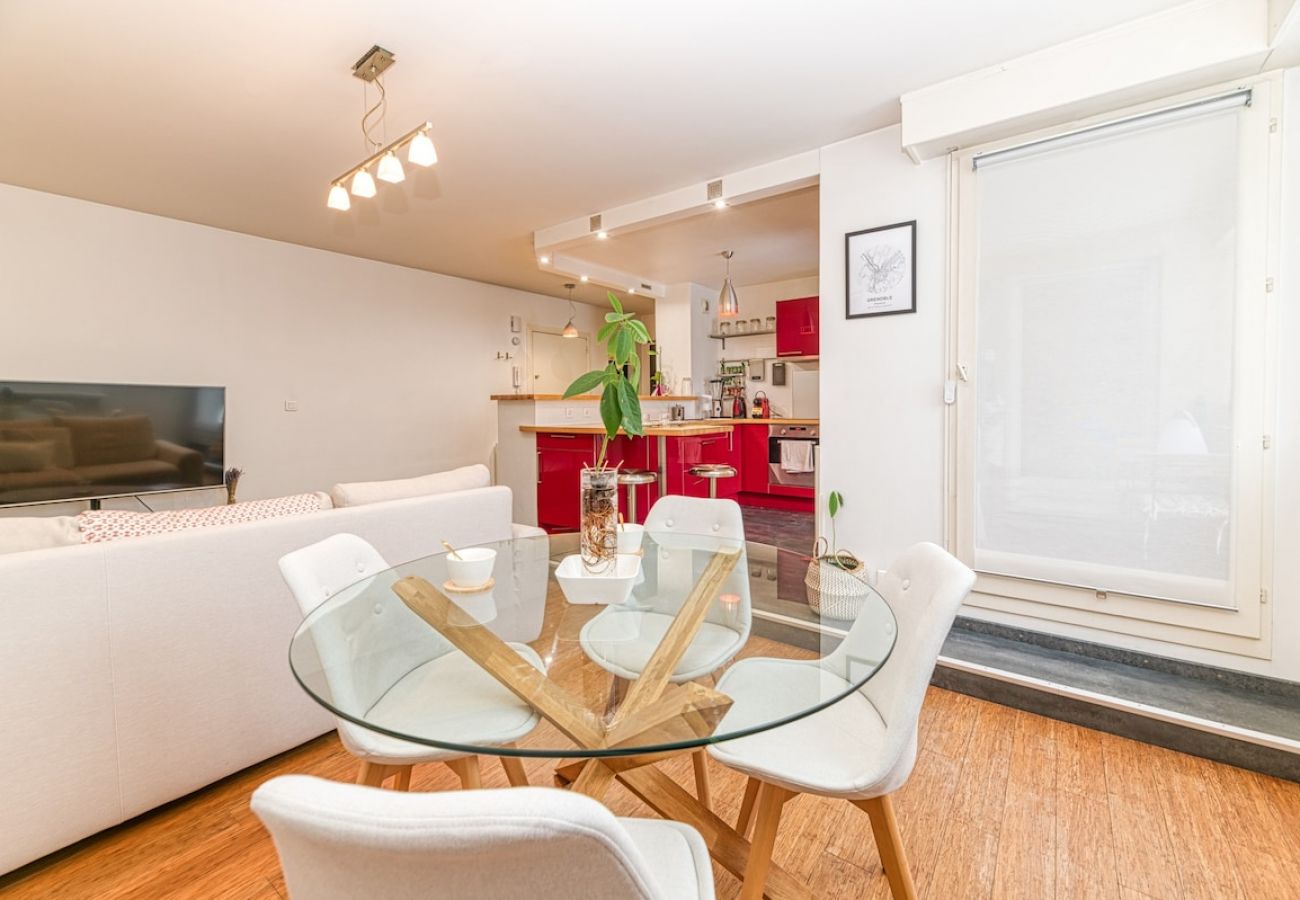 Appartement à Grenoble - 50m GEM - 400m Gare: garage privé, terrasse, wifi  Appartement à Grenoble - 50m GEM - 400m Gare: garage privé, terrasse, wifi