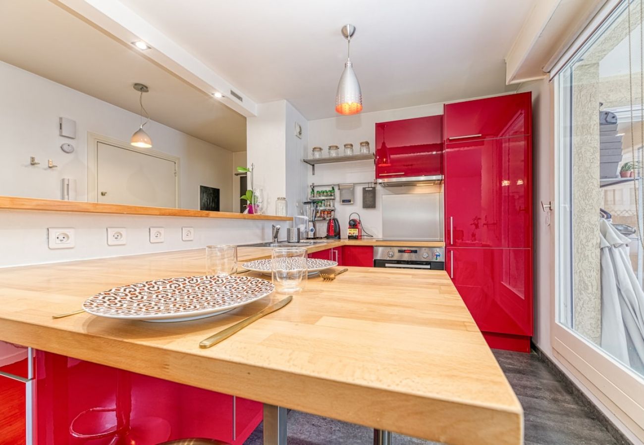 Appartement à Grenoble - 50m GEM - 400m Gare: garage privé, terrasse, wifi  Appartement à Grenoble - 50m GEM - 400m Gare: garage privé, terrasse, wifi