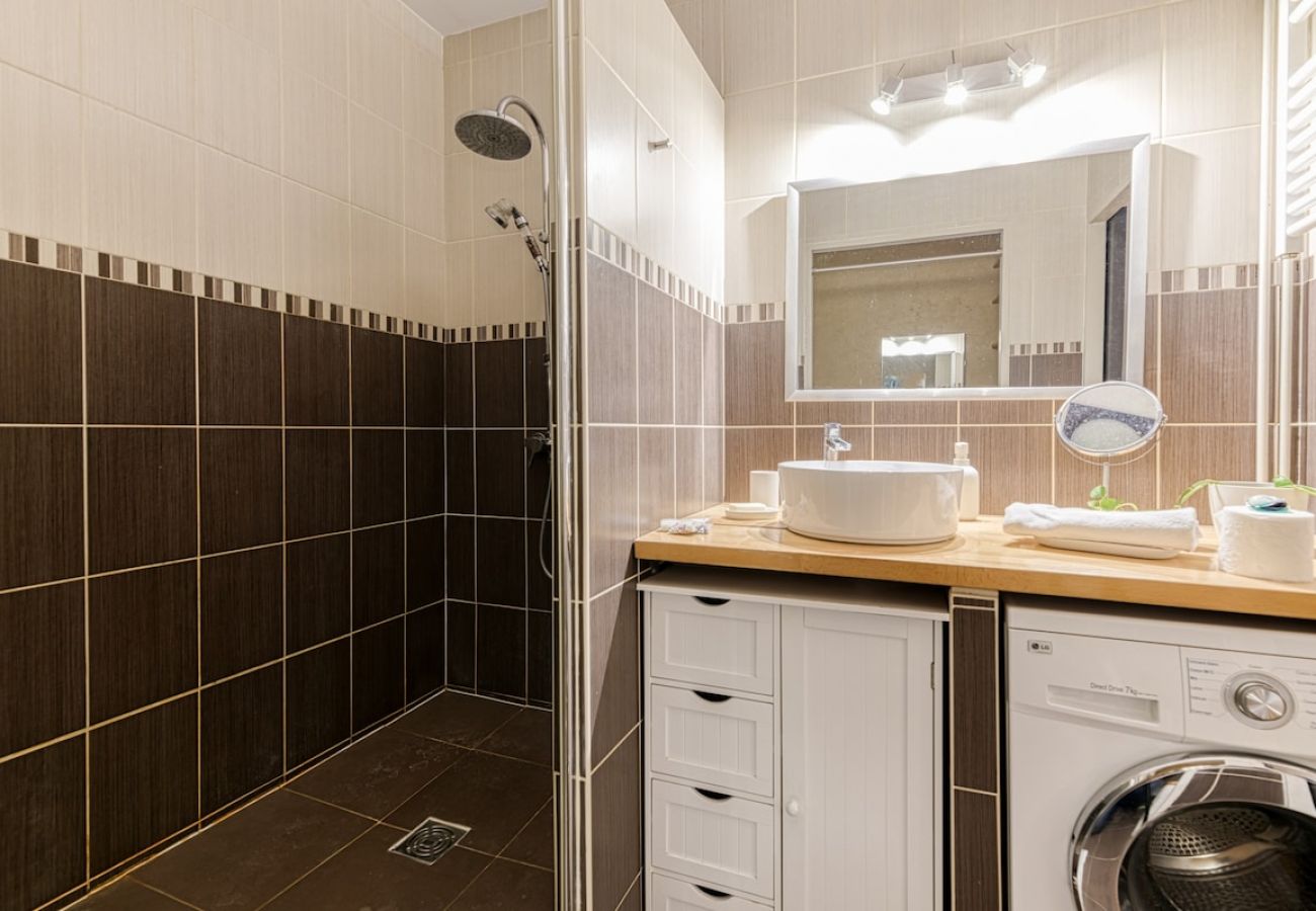 Appartement à Grenoble - 50m GEM - 400m Gare: garage privé, terrasse, wifi  Appartement à Grenoble - 50m GEM - 400m Gare: garage privé, terrasse, wifi