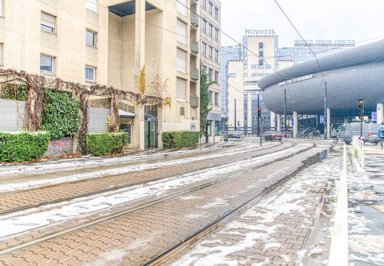 Appartement à Grenoble - 50m GEM - 400m Gare: garage privé, terrasse, wifi  Appartement à Grenoble - 50m GEM - 400m Gare: garage privé, terrasse, wifi
