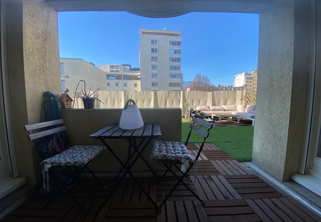 Appartement à Grenoble - 50m GEM - 400m Gare: garage privé, terrasse, wifi  Appartement à Grenoble - 50m GEM - 400m Gare: garage privé, terrasse, wifi