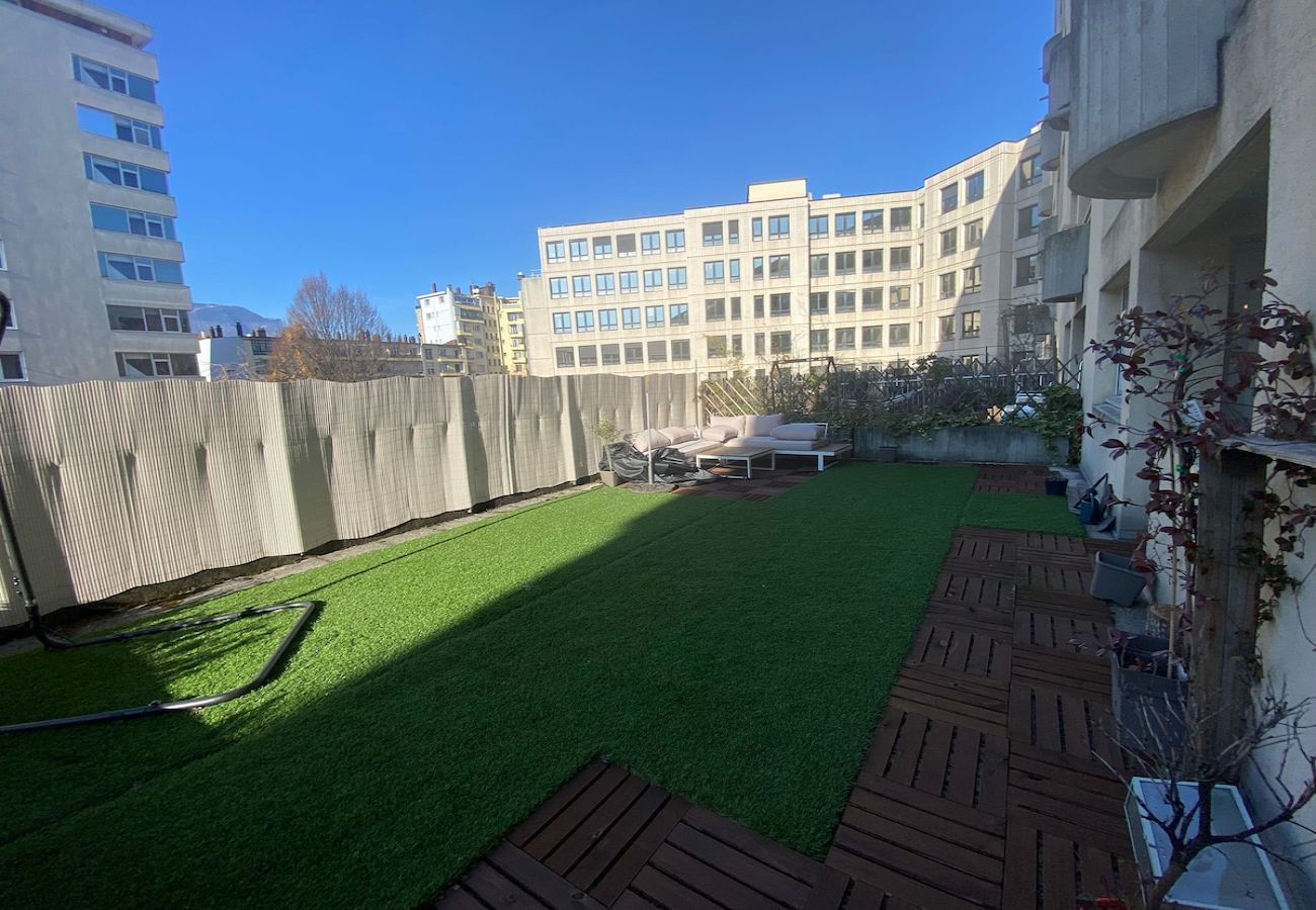 Appartement à Grenoble - 50m GEM - 400m Gare: garage privé, terrasse, wifi  Appartement à Grenoble - 50m GEM - 400m Gare: garage privé, terrasse, wifi