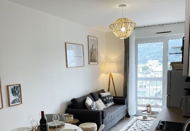 Appartement à Grenoble - SUPERBE: parking gratuit + wifi puissant + balcon  Appartement à Grenoble - SUPERBE: parking gratuit + wifi puissant + balcon