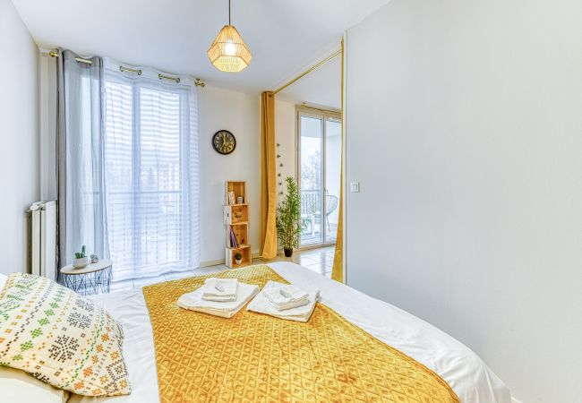 Appartement à Grenoble - 5min Alpexpo: 4 personnes-garage privé-terrasse Appartement à Grenoble - 5min Alpexpo: 4 personnes-garage privé-terrasse