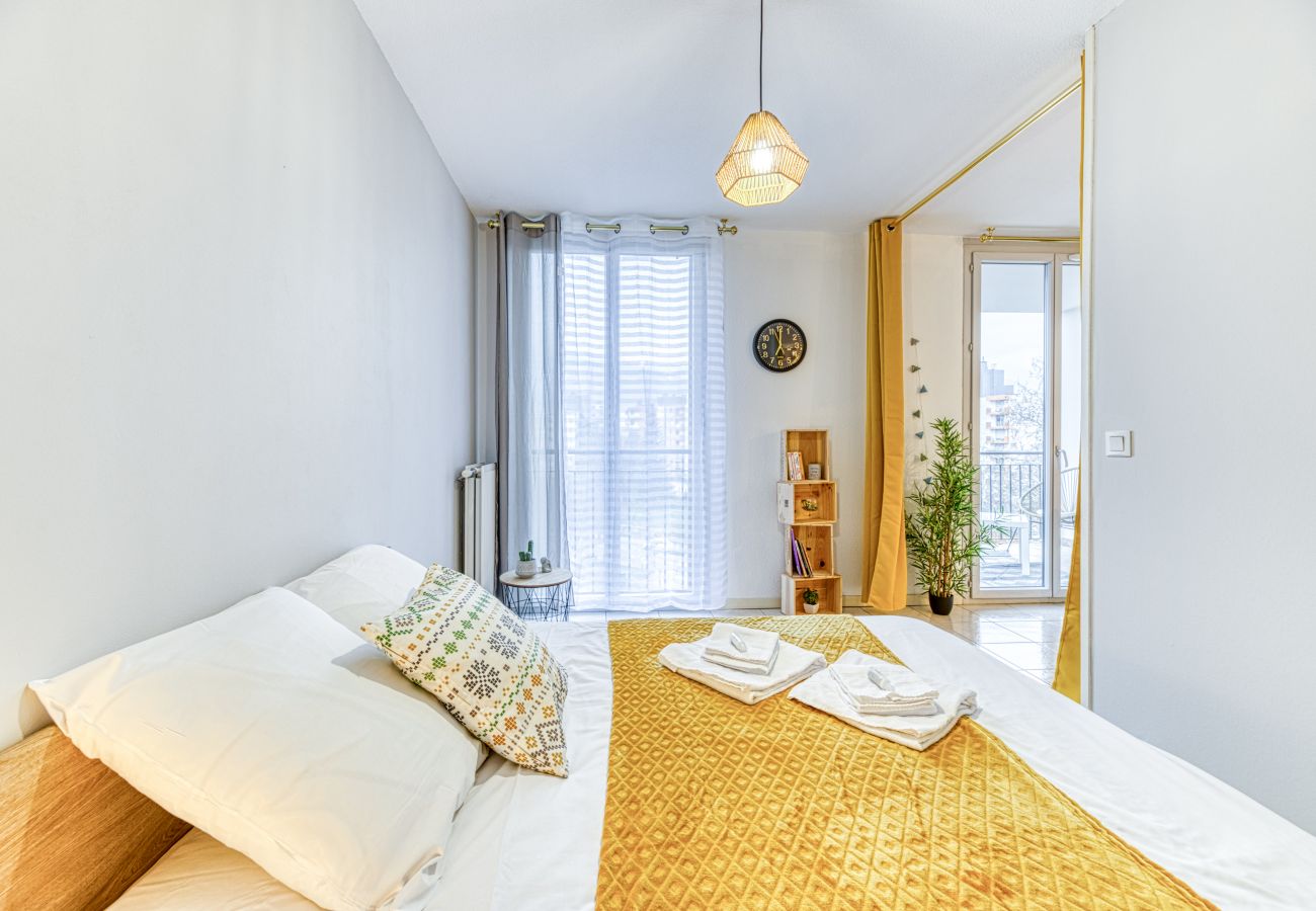 Appartement à Grenoble - 5min Alpexpo: 4 personnes-garage privé-terrasse Appartement à Grenoble - 5min Alpexpo: 4 personnes-garage privé-terrasse