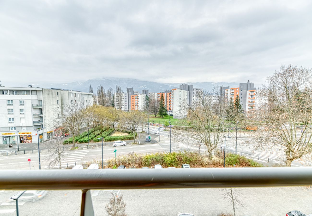 Appartement à Grenoble - 5min Alpexpo: 4 personnes-garage privé-terrasse Appartement à Grenoble - 5min Alpexpo: 4 personnes-garage privé-terrasse