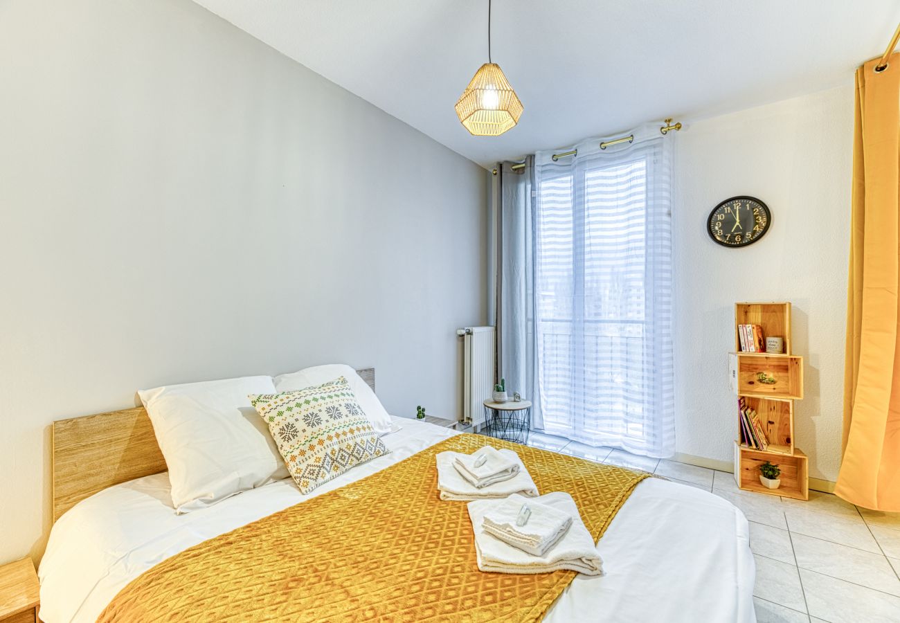 Appartement à Grenoble - 5min Alpexpo: 4 personnes-garage privé-terrasse Appartement à Grenoble - 5min Alpexpo: 4 personnes-garage privé-terrasse