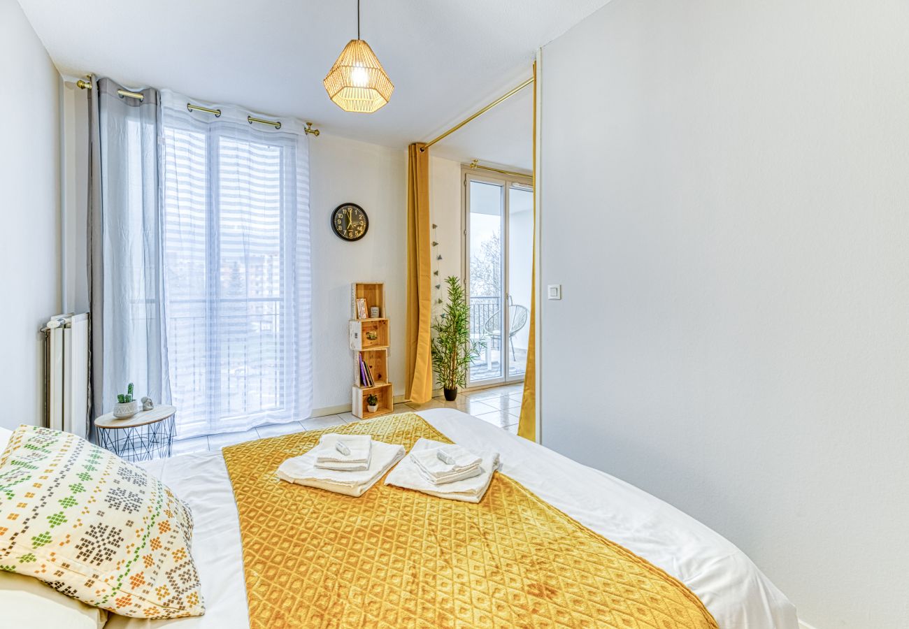 Appartement à Grenoble - 5min Alpexpo: 4 personnes-garage privé-terrasse Appartement à Grenoble - 5min Alpexpo: 4 personnes-garage privé-terrasse