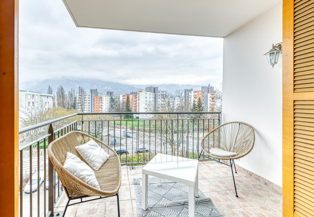 Appartement à Grenoble - 5min Alpexpo: 4 personnes-garage privé-terrasse Appartement à Grenoble - 5min Alpexpo: 4 personnes-garage privé-terrasse
