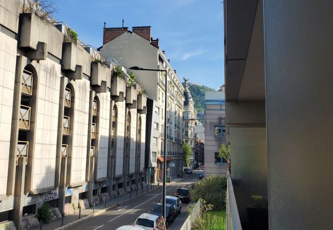 Appartement à Grenoble - T1Bis d'enfer, balcon, confort Appartement à Grenoble - T1Bis d'enfer, balcon, confort